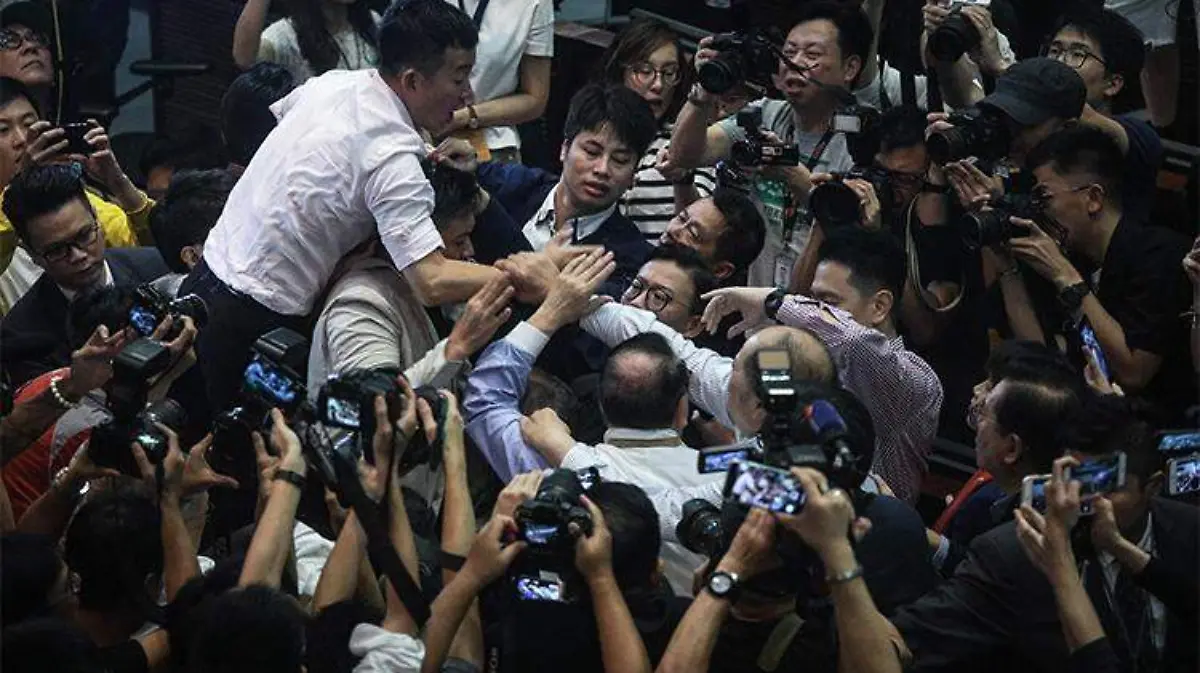 trifulca-parlamento-hongkong-efe