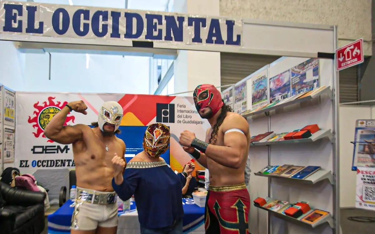 Luchadores Rav y Persa en el stand de El Occidental