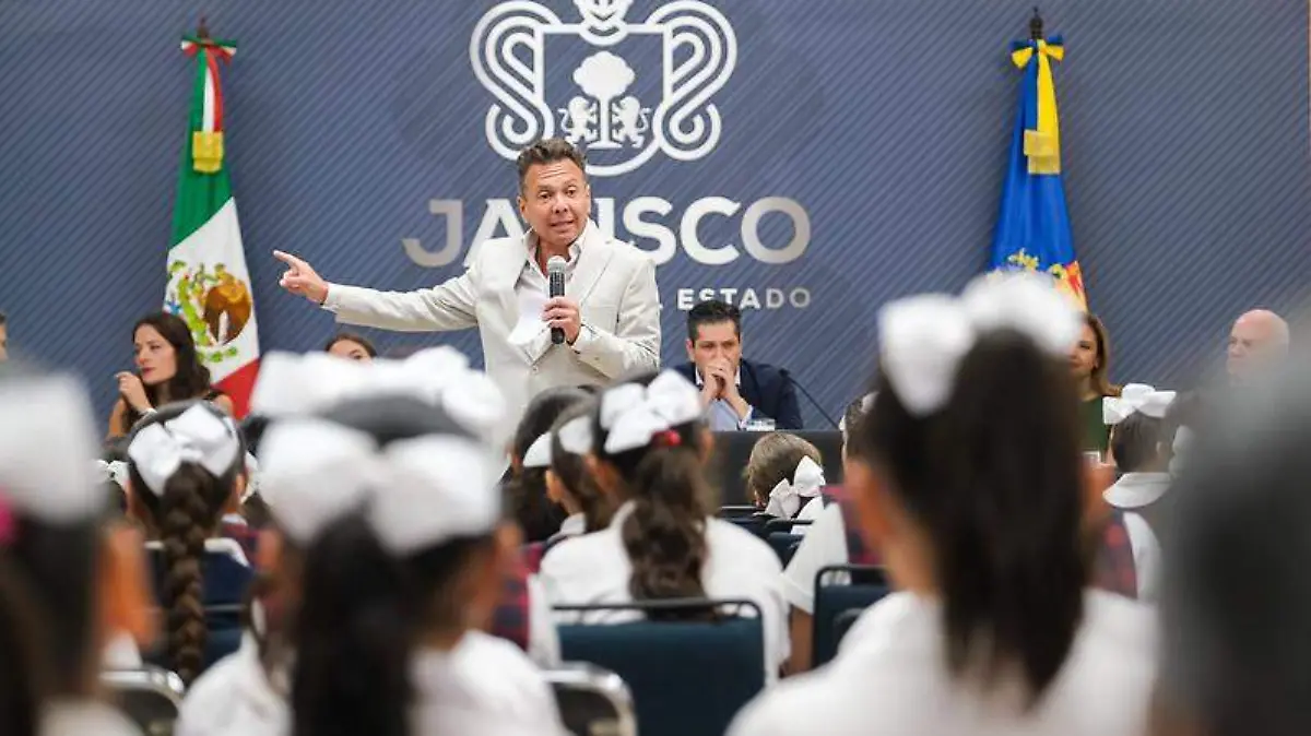 Pablo Lemus con niños