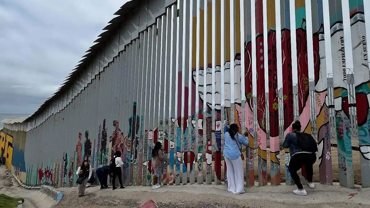personas pintado en el muro de la hermandad de Tijuana