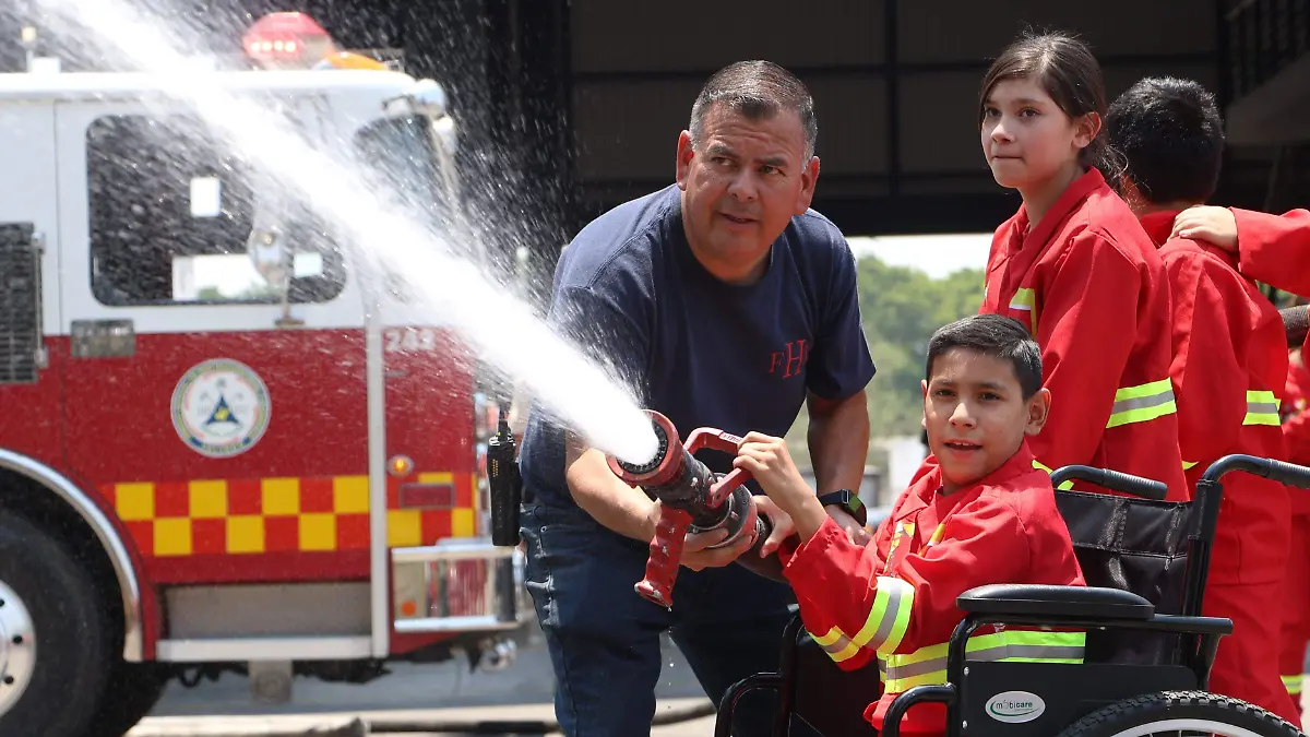 Niños bomberos. David Tamayo  (5)