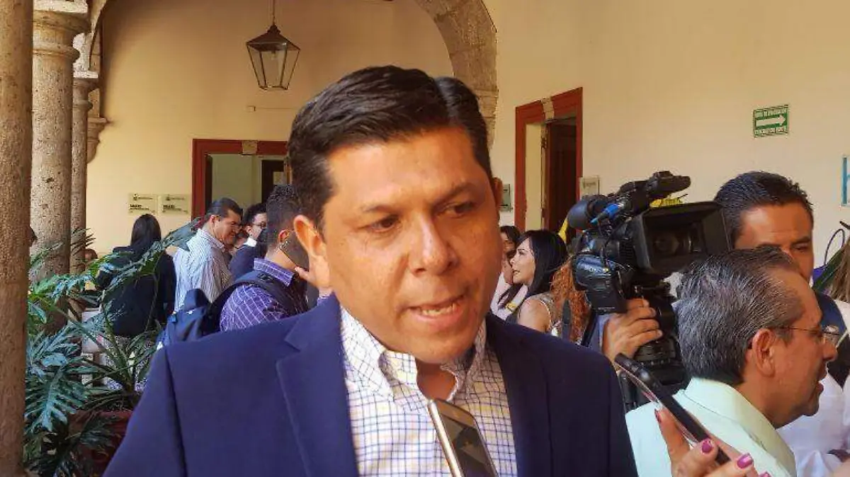 macías
