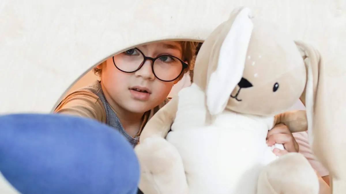 Niño con lentes
