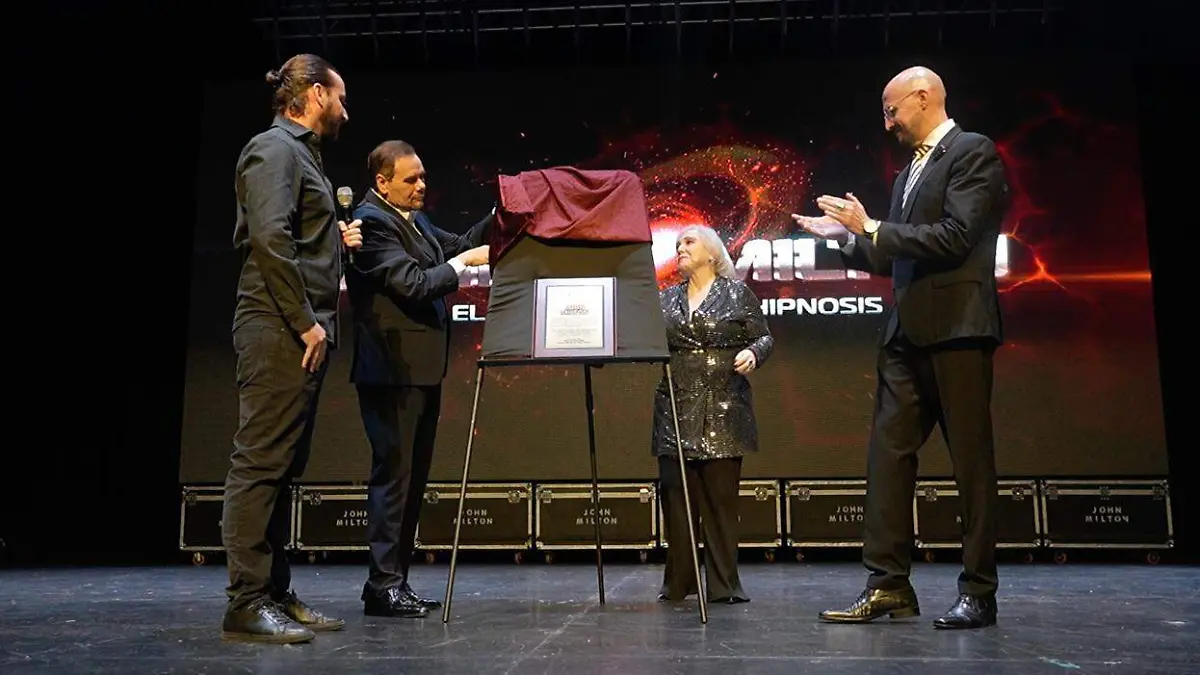 John Milton es reconocido en el Teatro Galerías