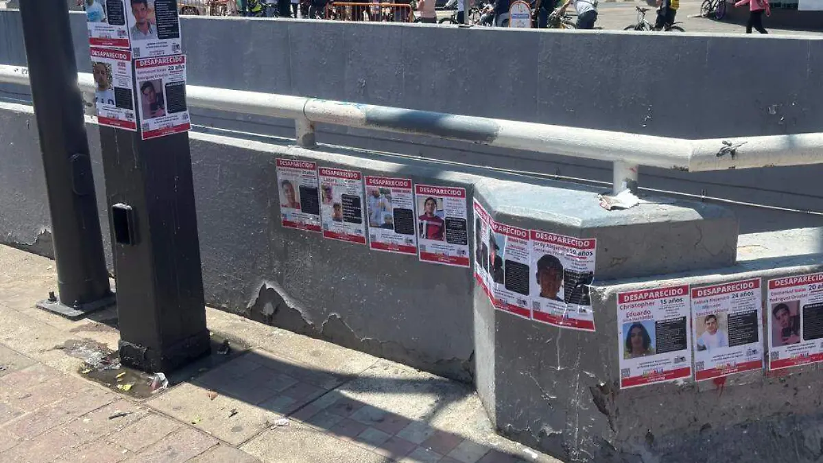 Pega de cédulas de búsqueda en la zona de Pedro Moreno