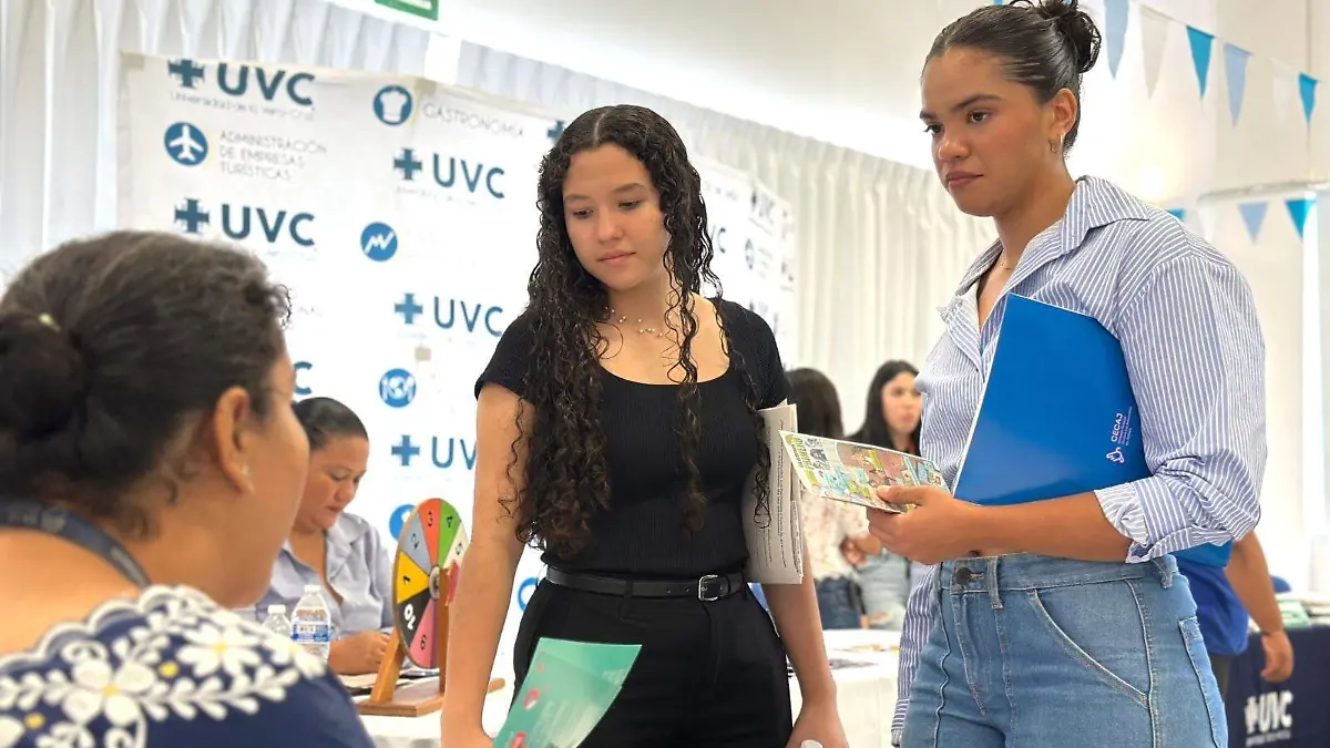 Orientación a jóvenes de Puerto Vallarta