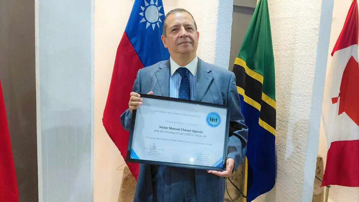Reconocen a Víctor Chávez