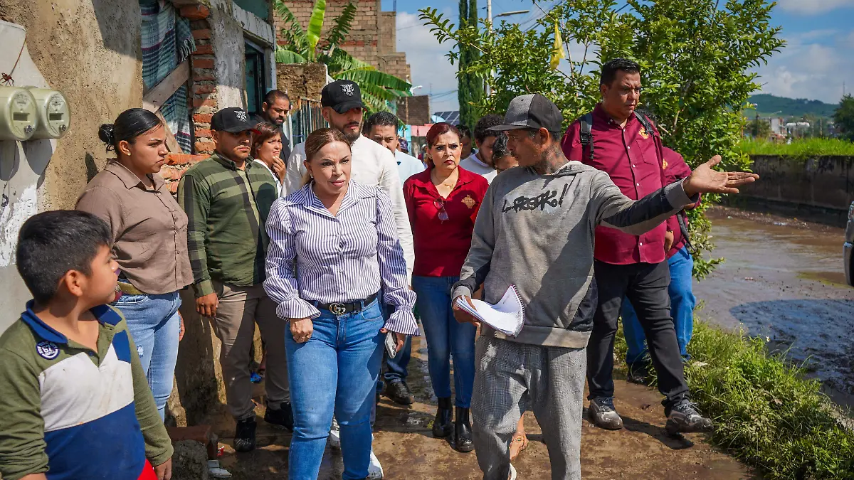 Nena Farías recorre las colonias de El Salto afectadas por las lluvias