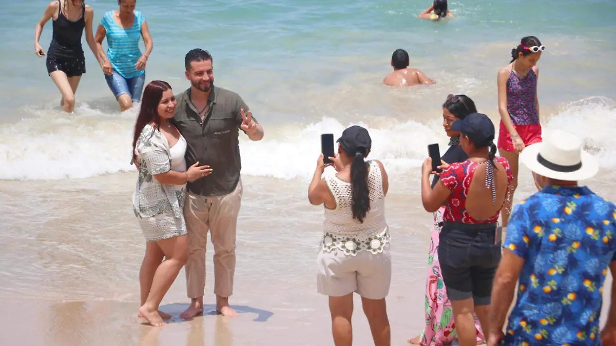 Luis Munguía inaugura club de playa público en Palmares