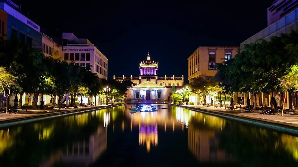 Fuente espejo Cabañas