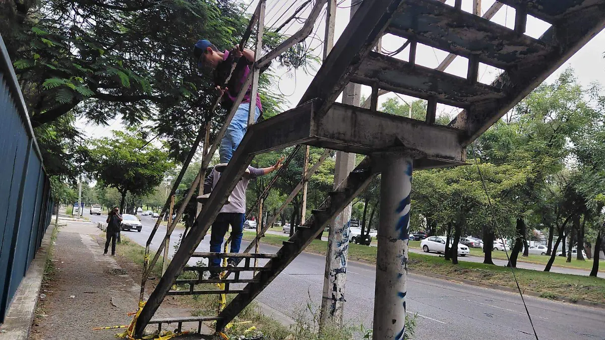 Puente peatonal en mal estado Foto Pablo Toledo
