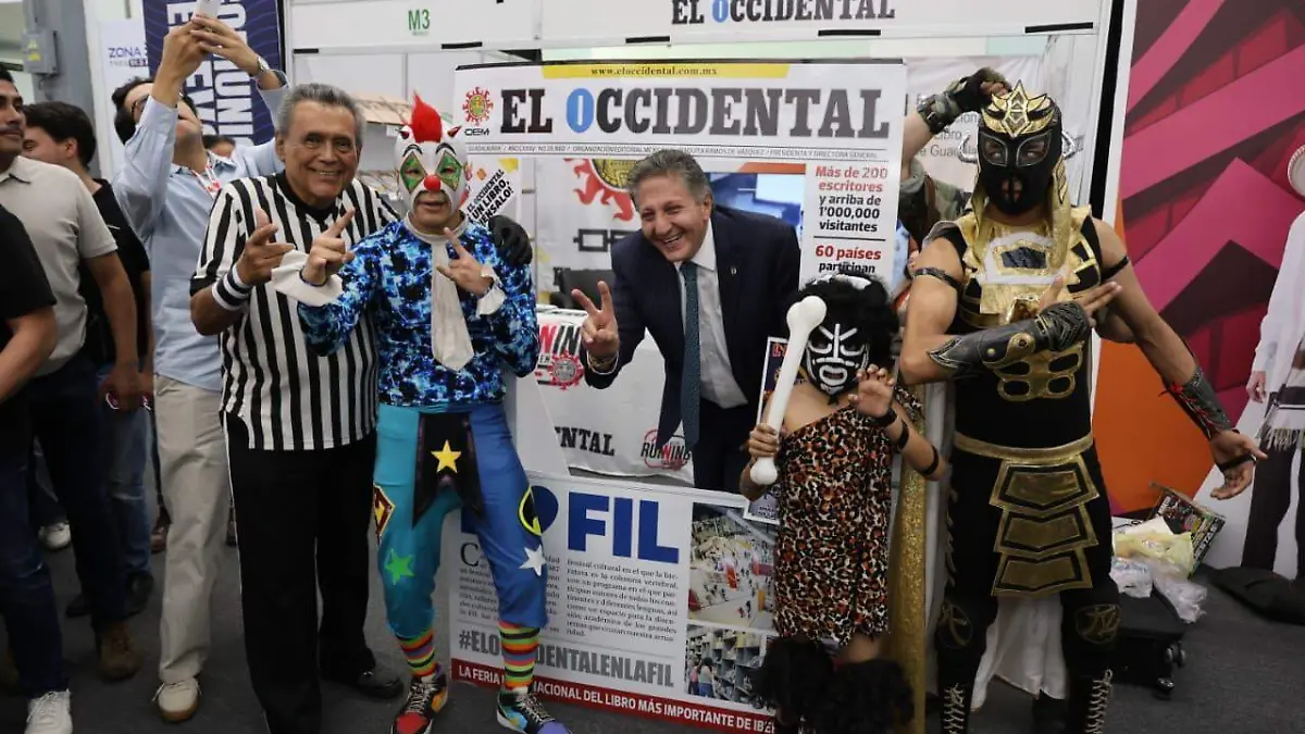 Frangie y los luchadores en el stand de El Occidental
