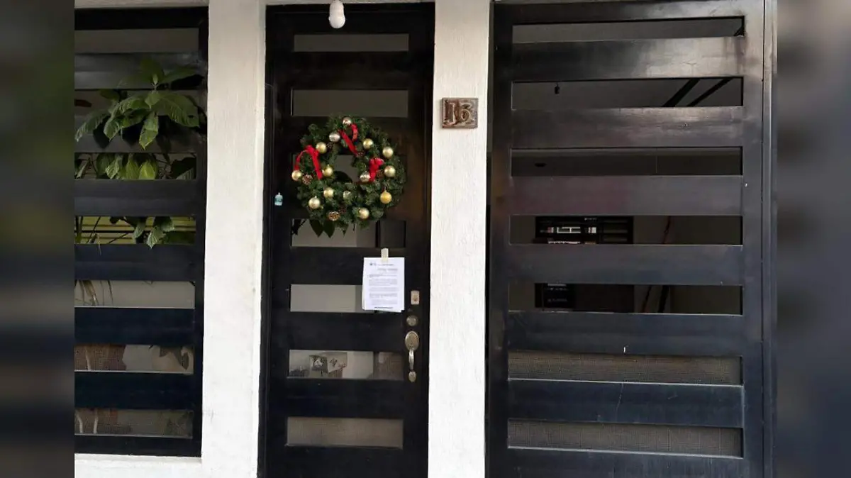 Autoridades federales dejan notificacion en casa de ex alcalde de Tequila