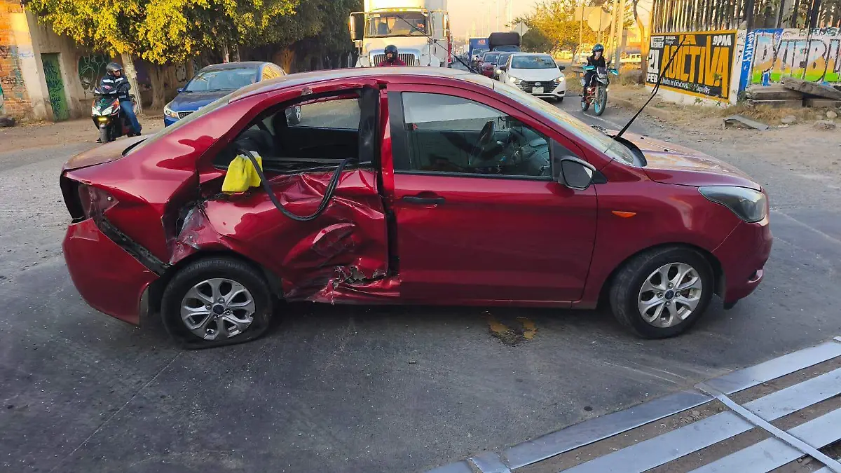 Auto impactado por ferrocarril