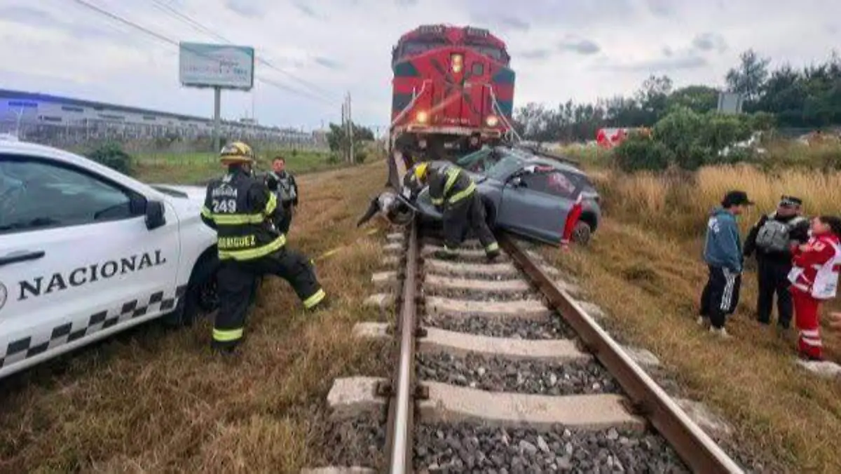 Carro quiso ganar el paso al tren