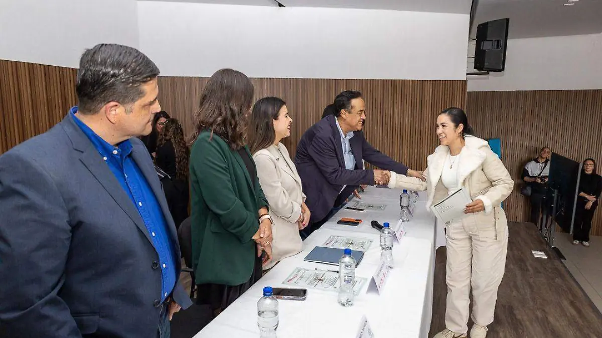 IDEFT entrega constancias de aprendizaje