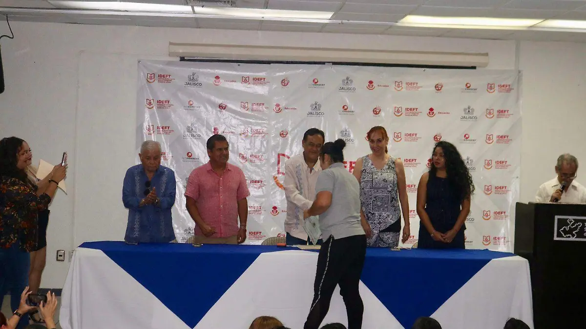 Entrega constancias empleabilidad Puerto Vallarta