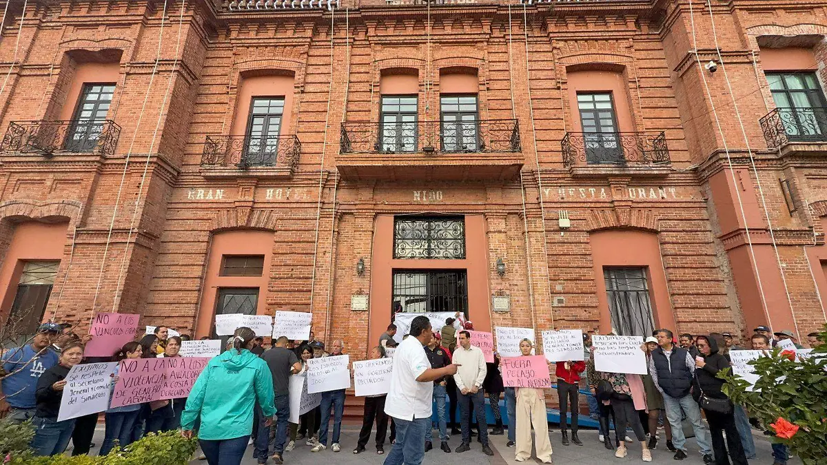 Manifestación trabajadores falta de atención médica en Chapala