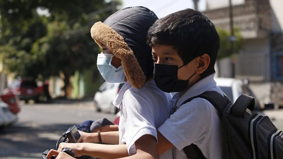 Menores utilizando cubrebocas