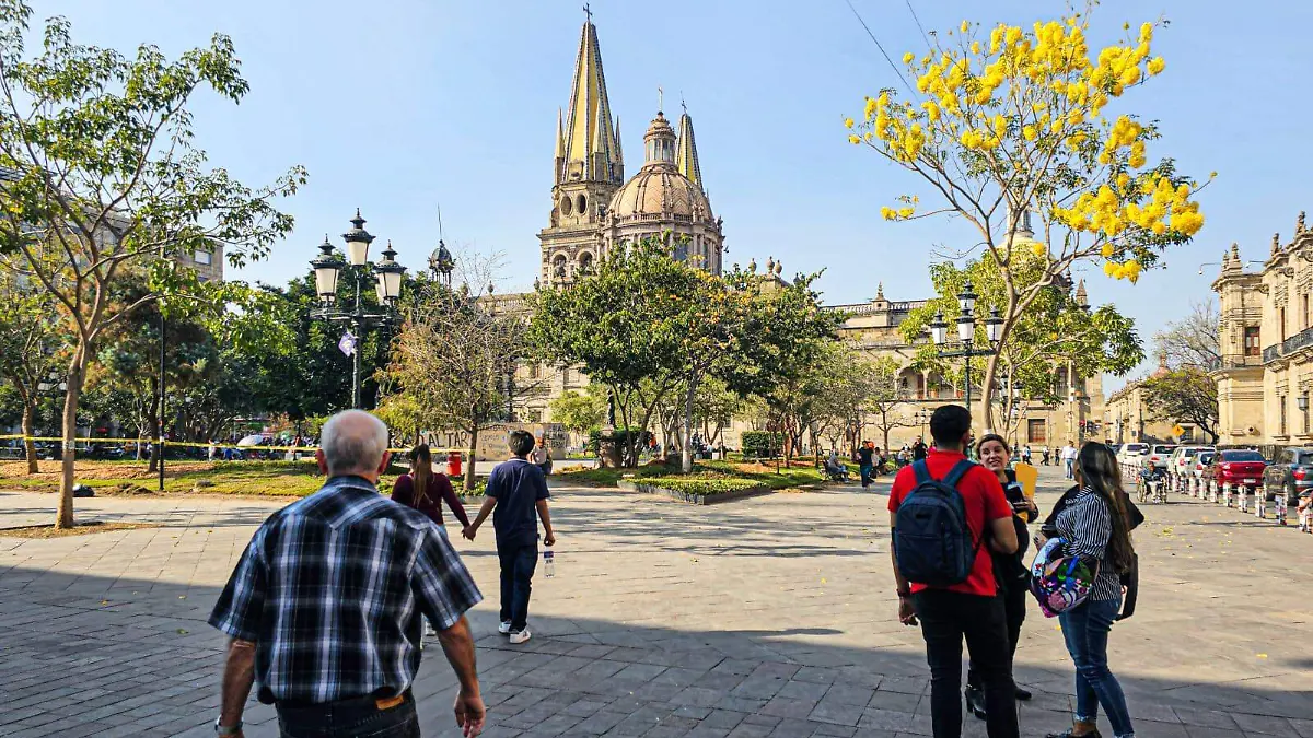 Tapatíos recorren las calles de Guadalajara