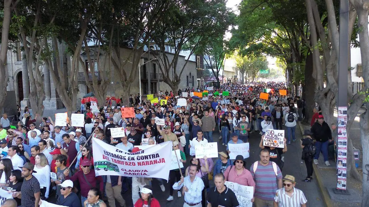 Población se manifiesta por el alza del transporte público