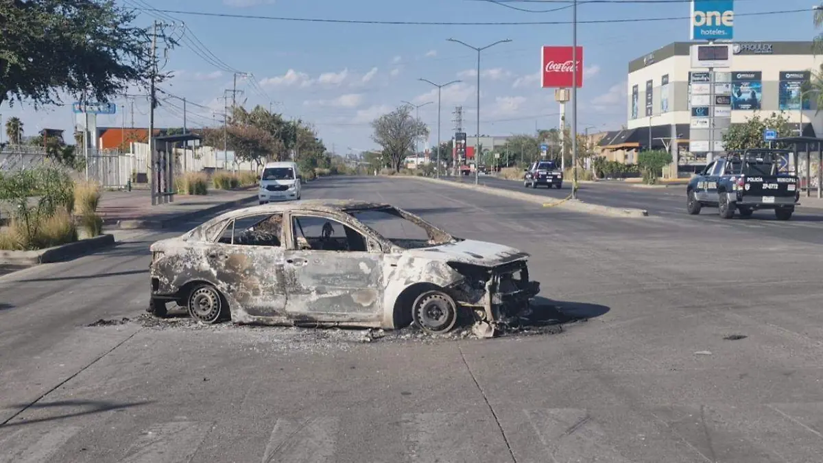 Vehículo calcinado Foto Román Ortega