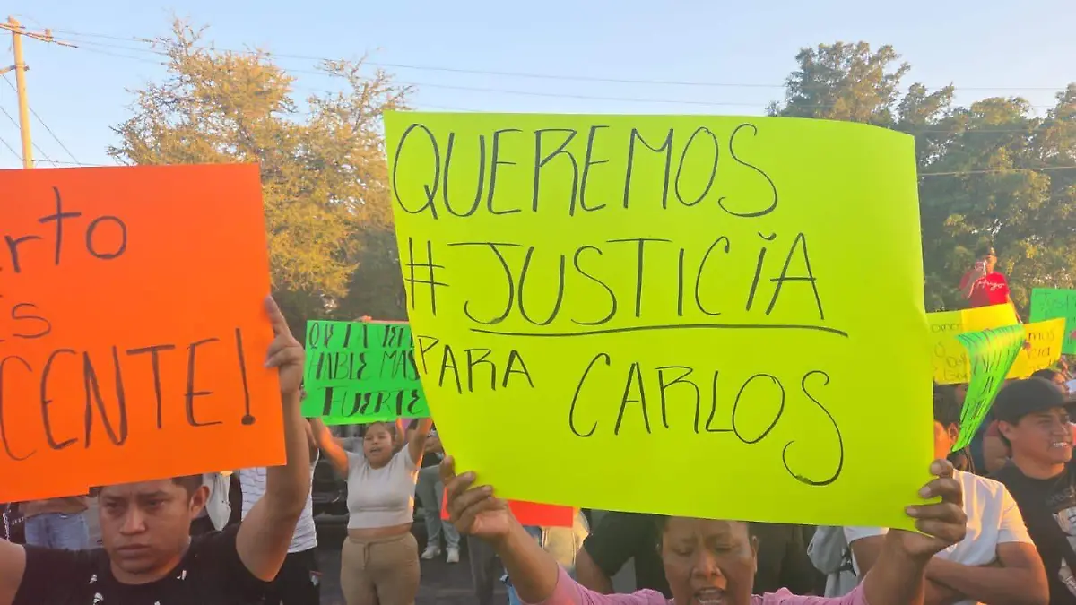 Manifestantes piden justicia para Carlos