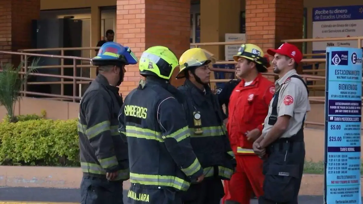 Evacuan a personas por incendio en supermercado