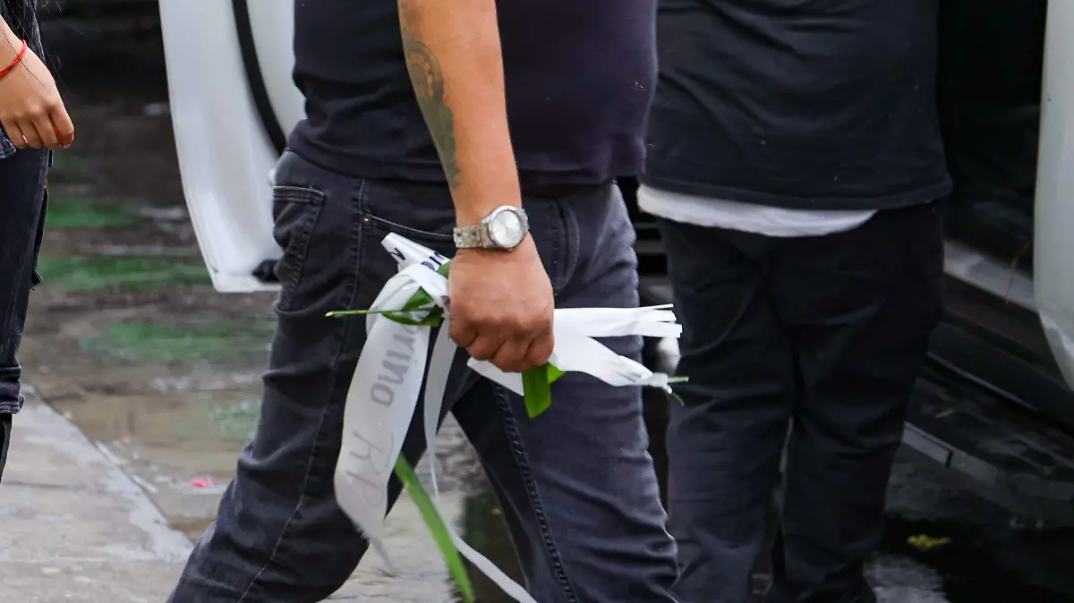 Retiran nombres a las coronas de flores