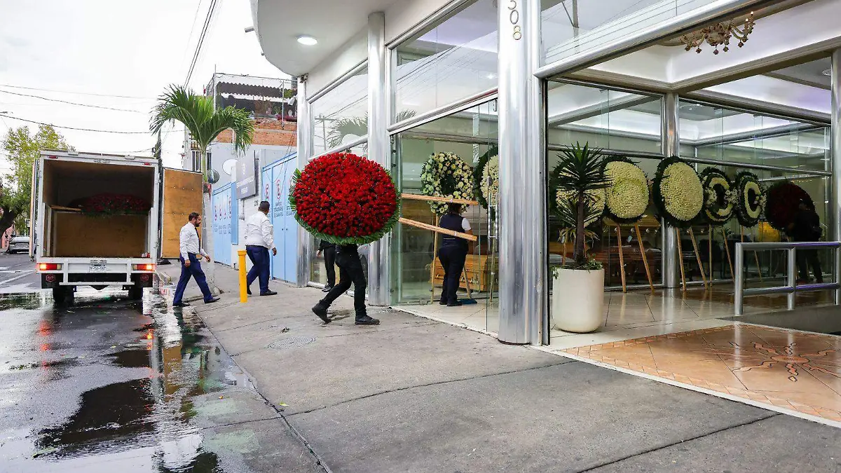 Corona de flores roja ingresa a funeraria de San Andrés