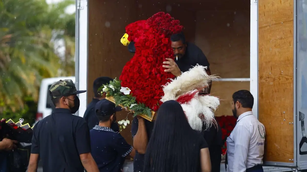 Arreglo floral de gallo funeral El Mencho