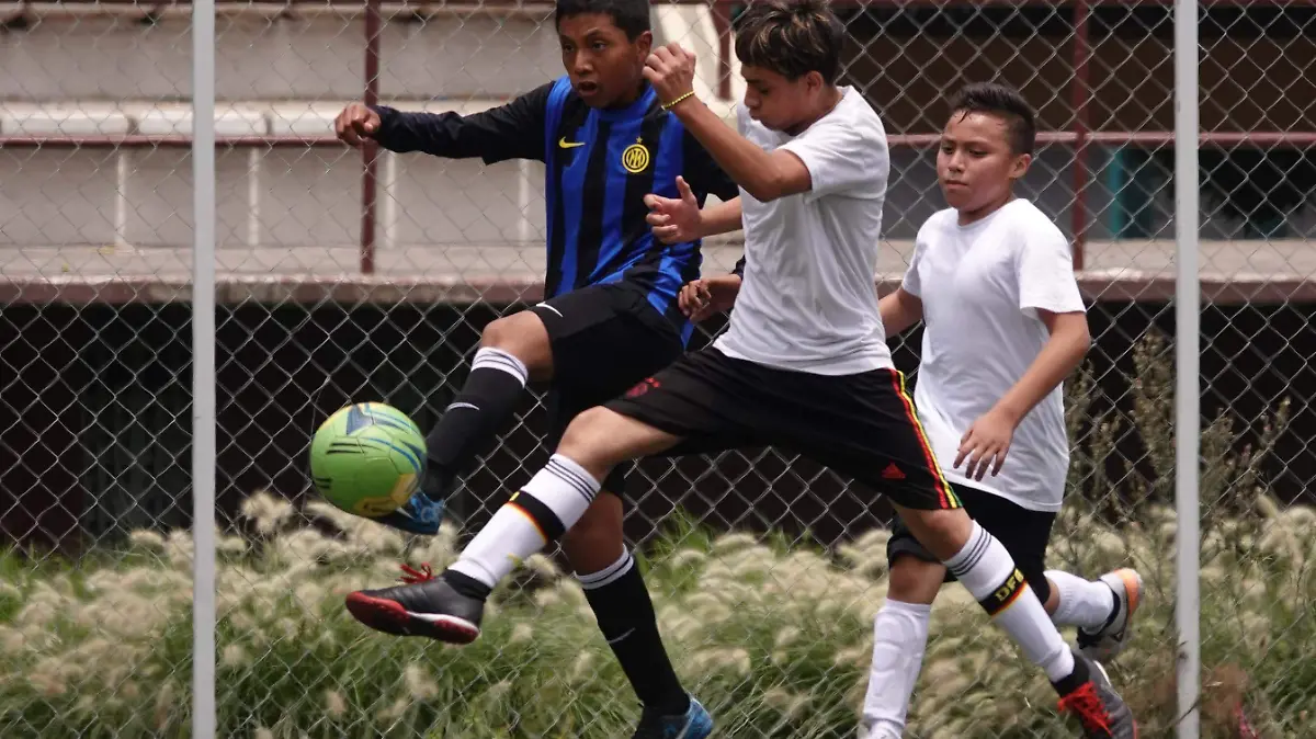 Niños jugando futbol Foto Graciela López Cuartoscuro