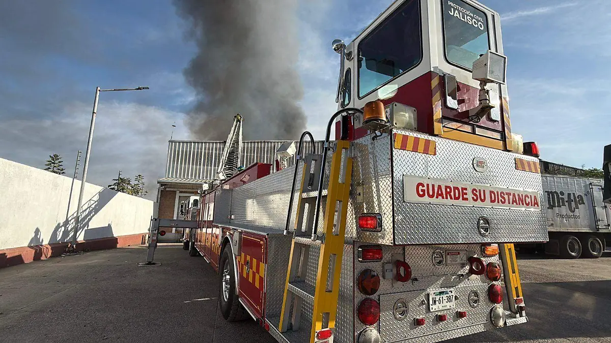 Incendio fábrica gelatinas Tlaquepaque (3).jpeg