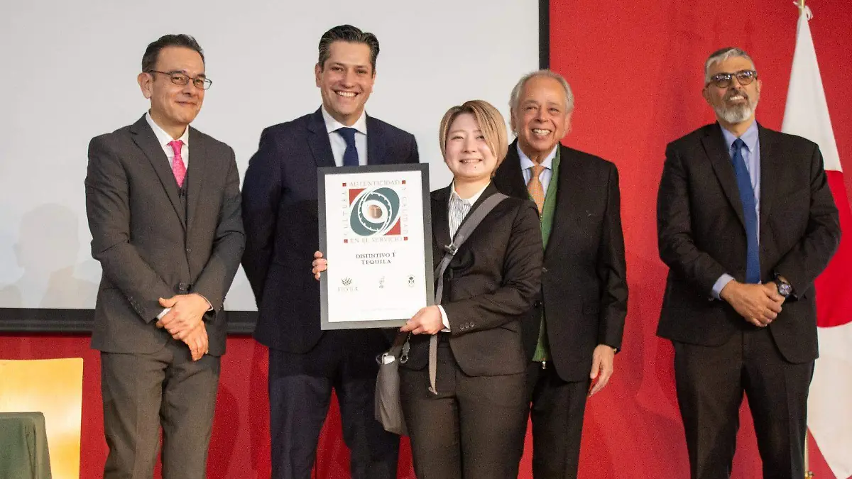 Entrega distintivos embajada de México en Japón