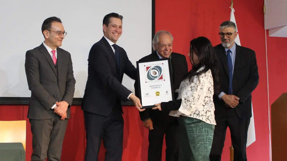 Entrega distintivos empresas japonesas