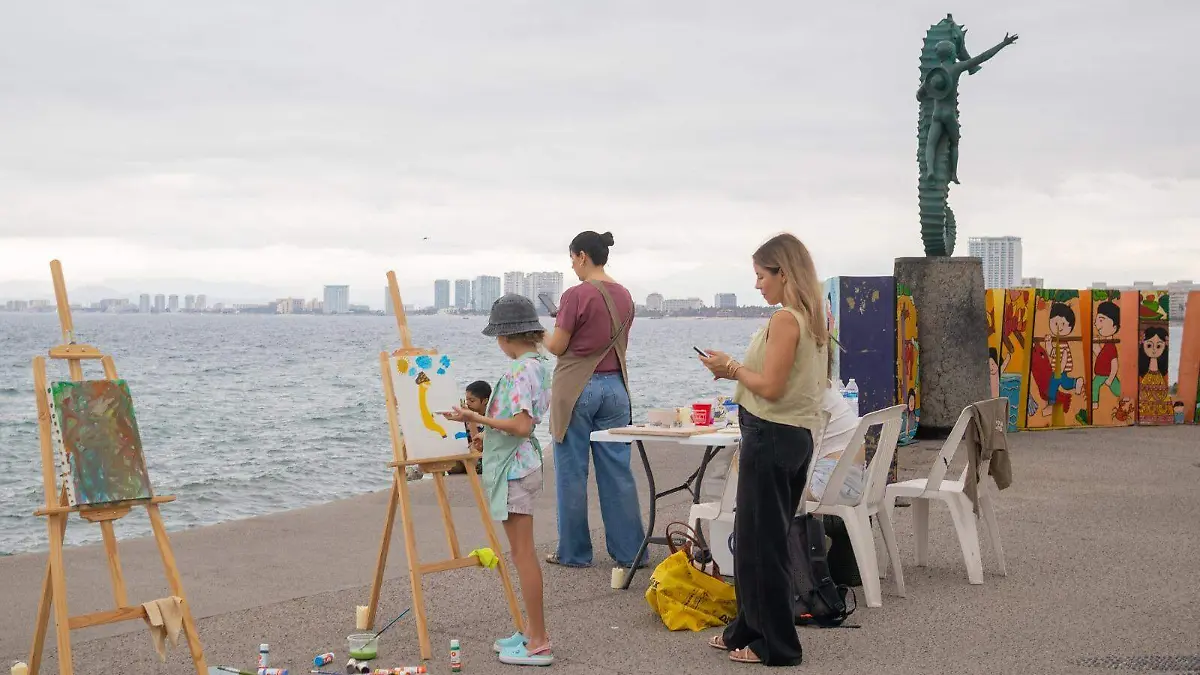 Mujeres artistas en el Malecón de Puerto Vallarta