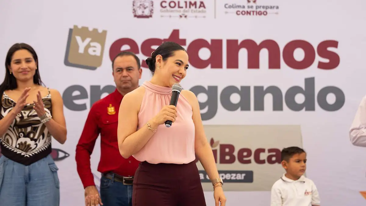 Colima entrega tarjetas a estudiantes de preescolar