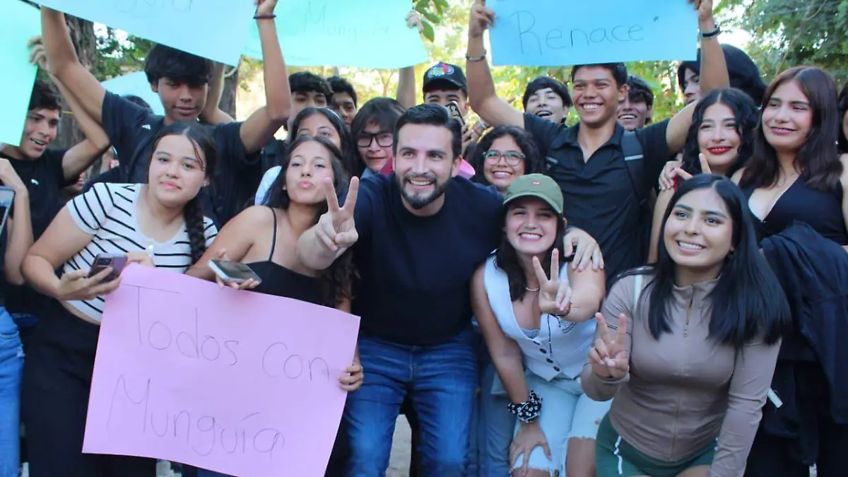 Luis Ernesto Munguía con vecinos en Puerto Vallarta