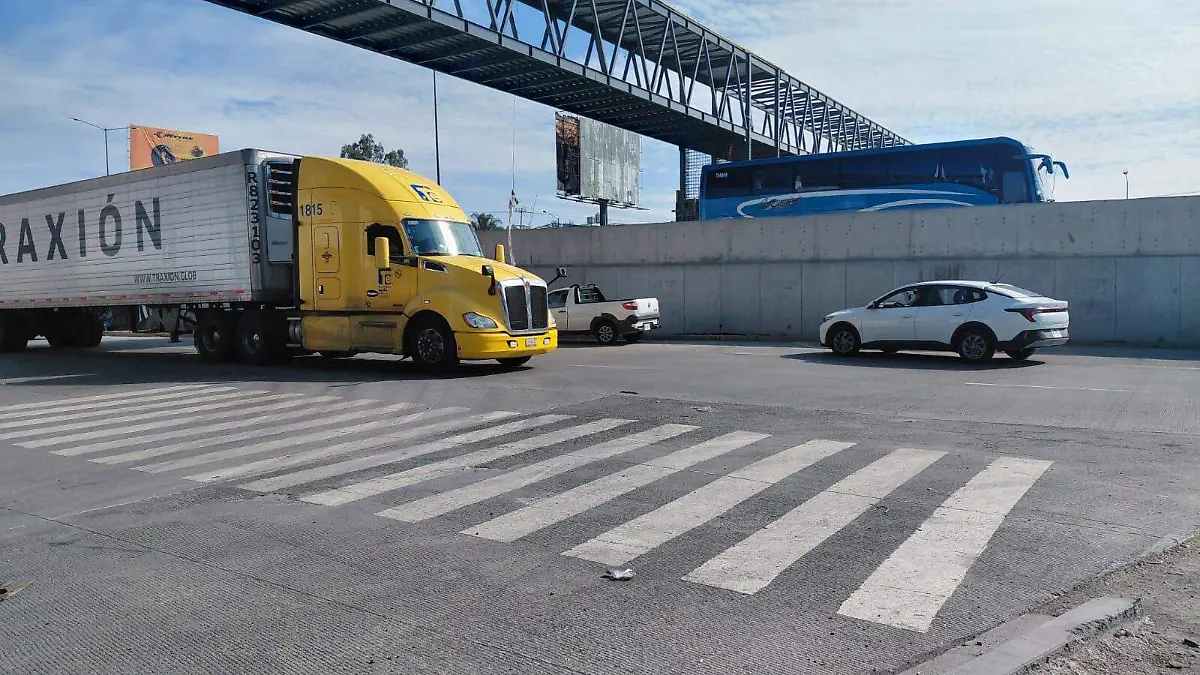 Automovilistas circulan en sentido contrario a la carretera Chapala