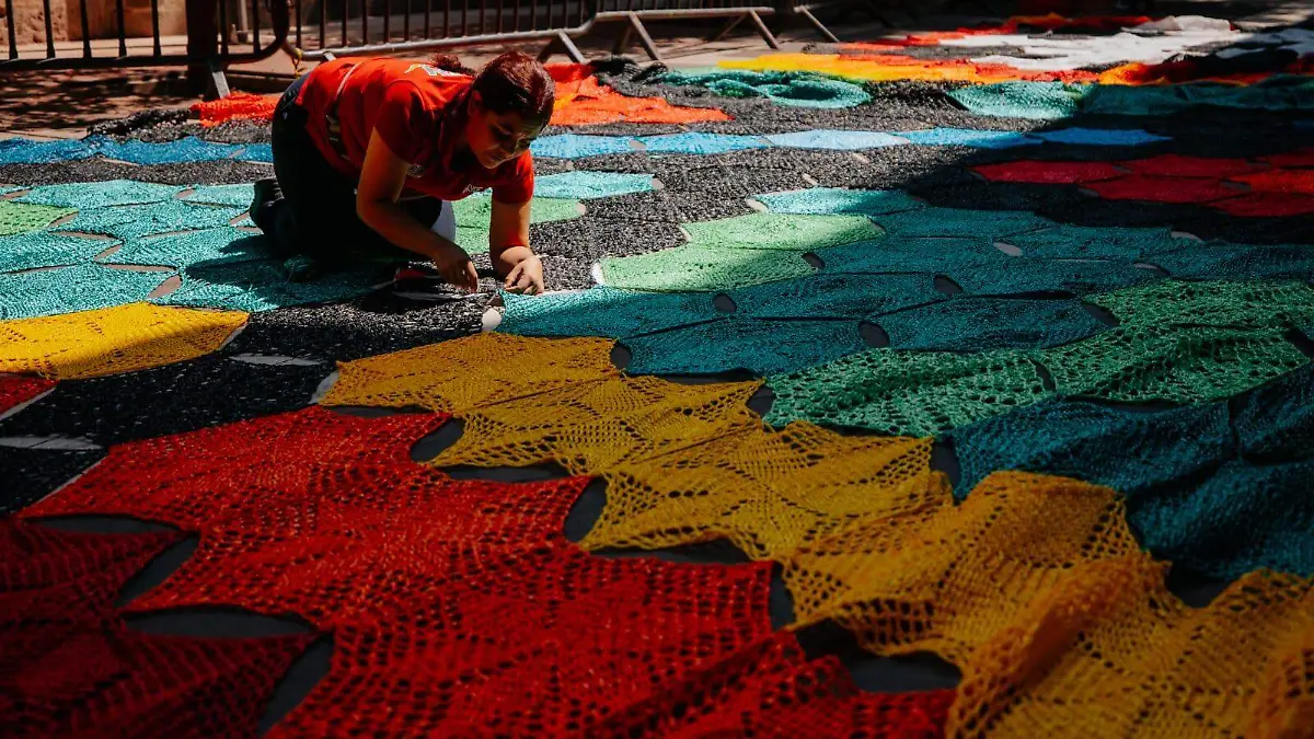 Mujeres elaborando el mural áereo de Etzatlán