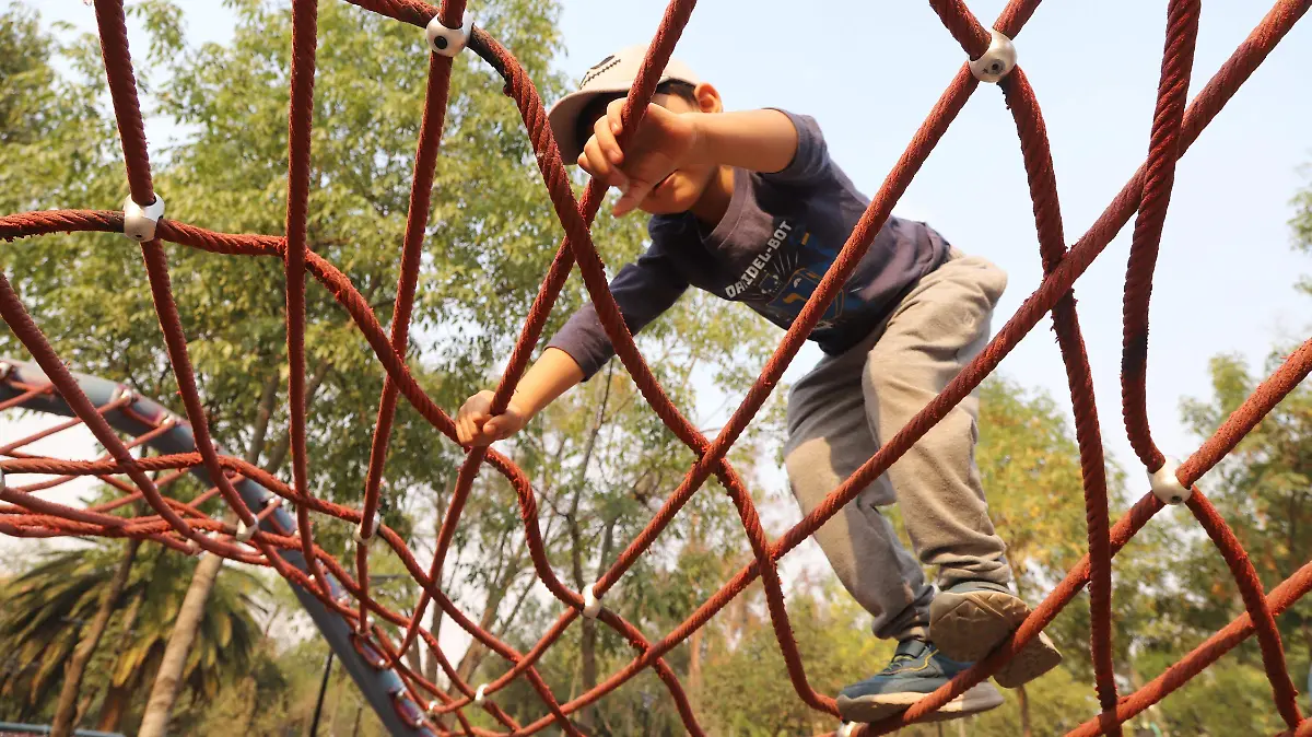 973769_Niños jugando en parque_impreso