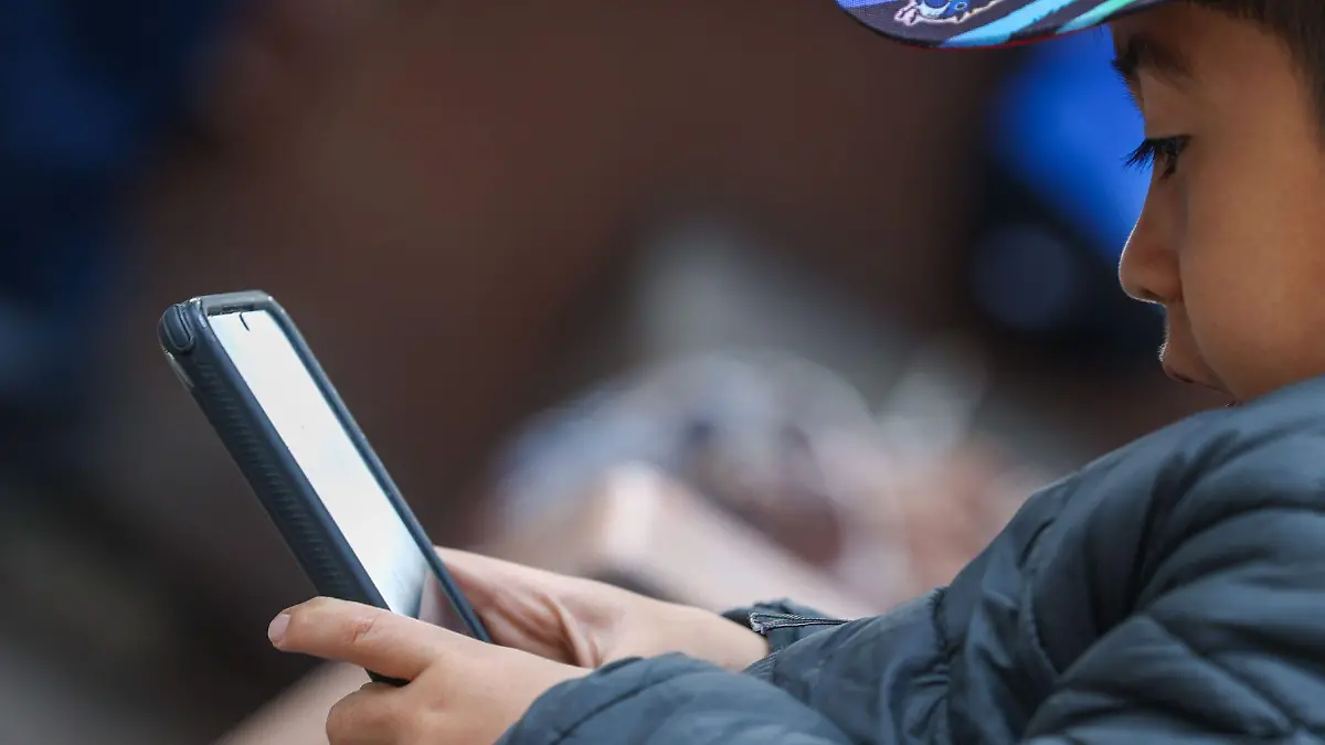 1066999_Niños Dispositivos Eléctronicos_impreso