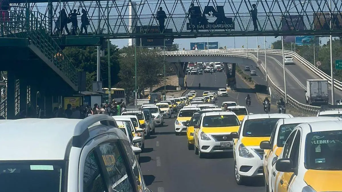 Bloqueo de taxistas genera tráfico rumbo al Aeropuerto de Guadalajara