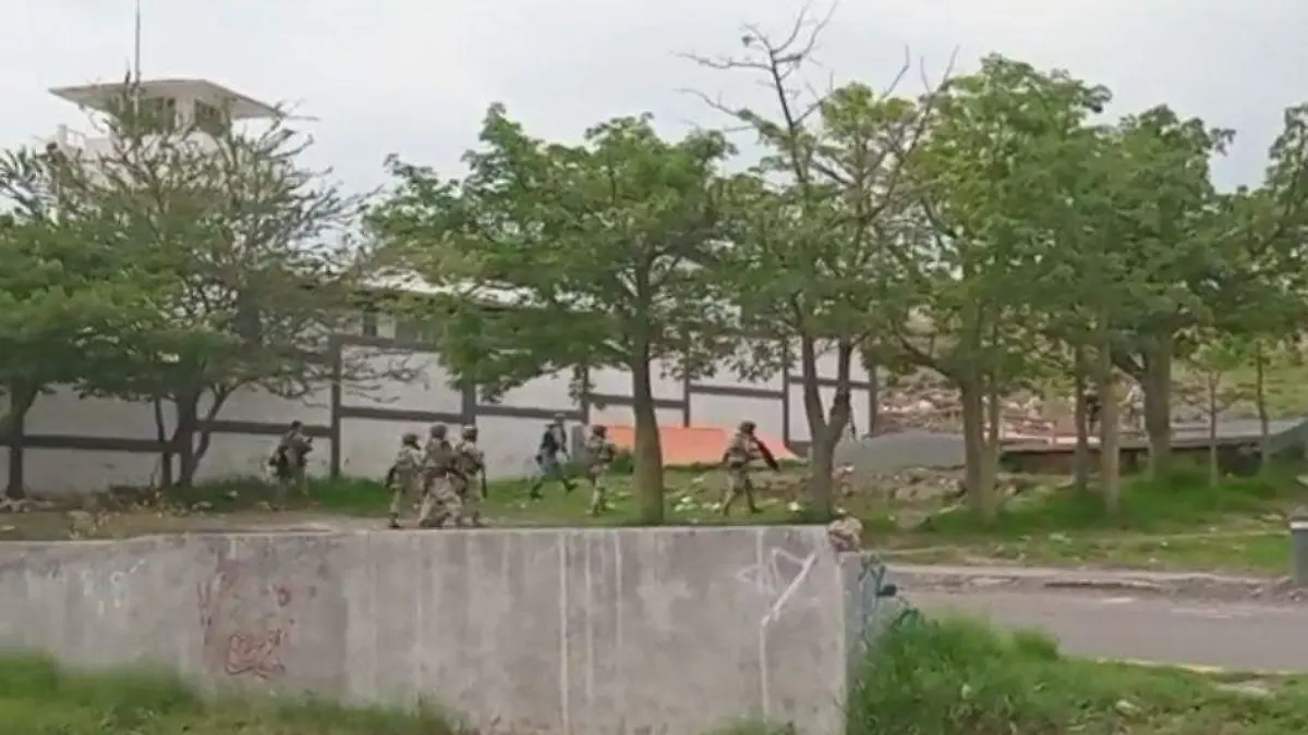 Lanzan artefacto en base de la Guardia Nacional