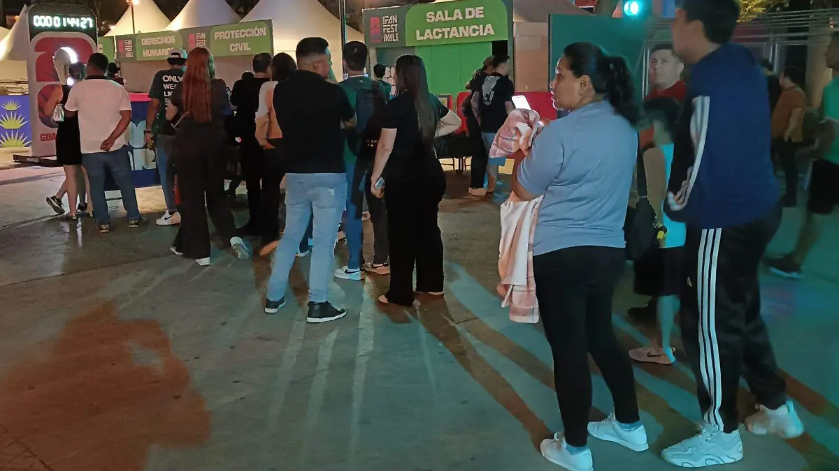 Aficionados hacen fila para tomarse foto con reloj mundialista