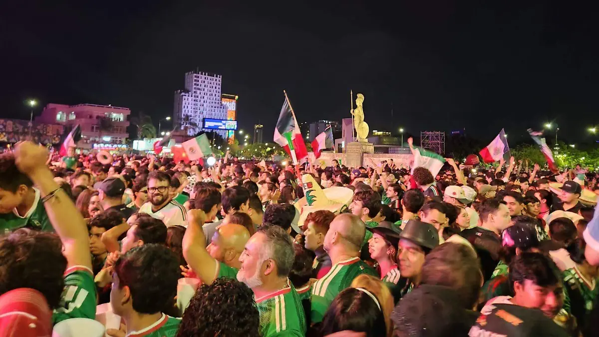 Aficionados celebrando en La Minerva