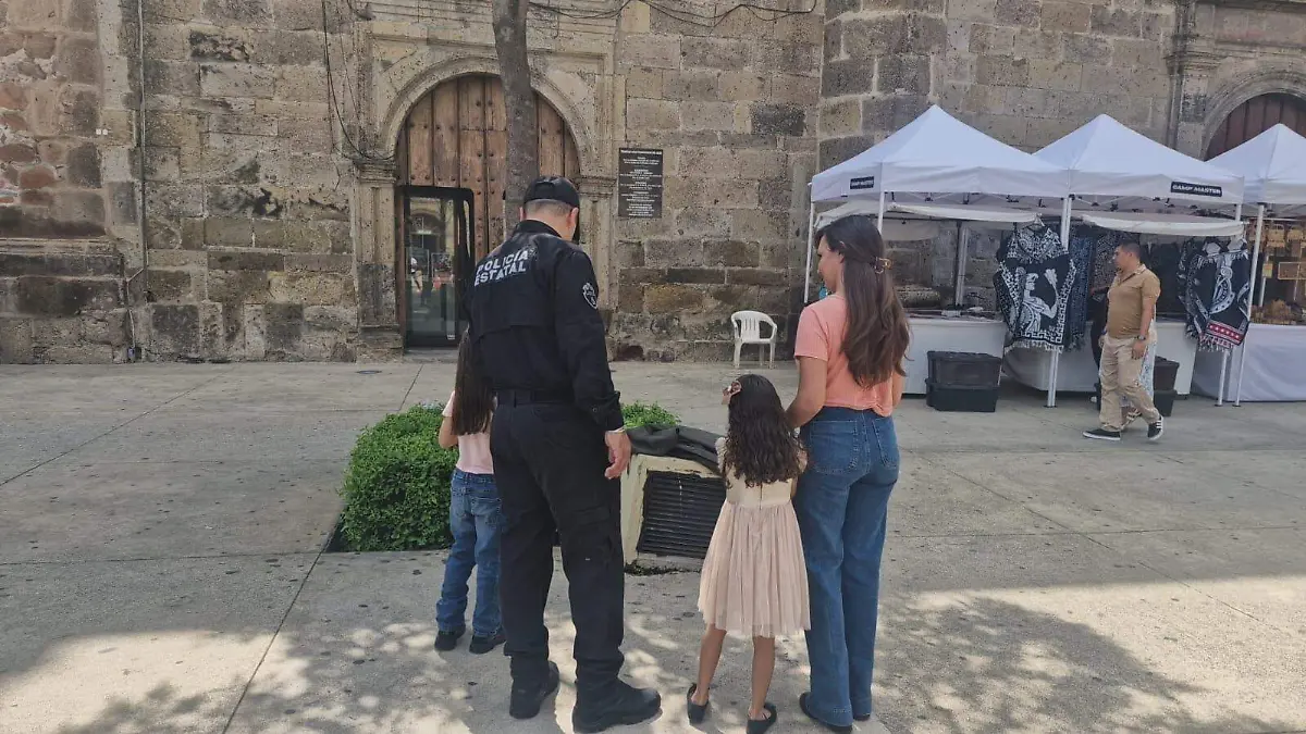Pasdres de familia y policías