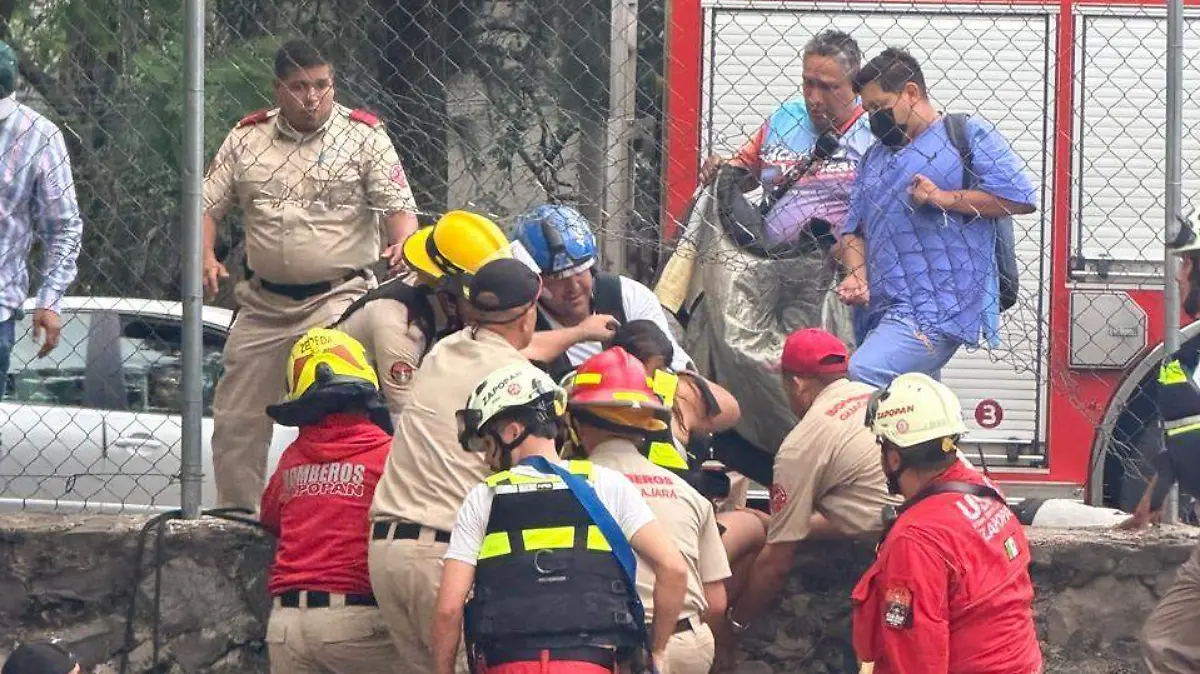Rescatan a una mujer y una niña de canal de Patria
