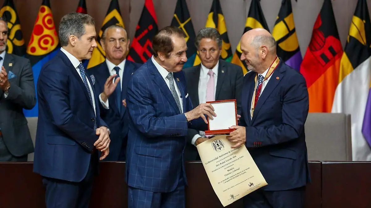 Entrega medalla director de la Real Federación Española de Futbol