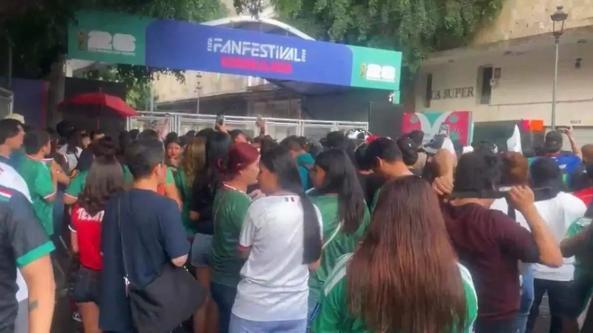 Aficionados intentan ingresar al Fan Fest (1)